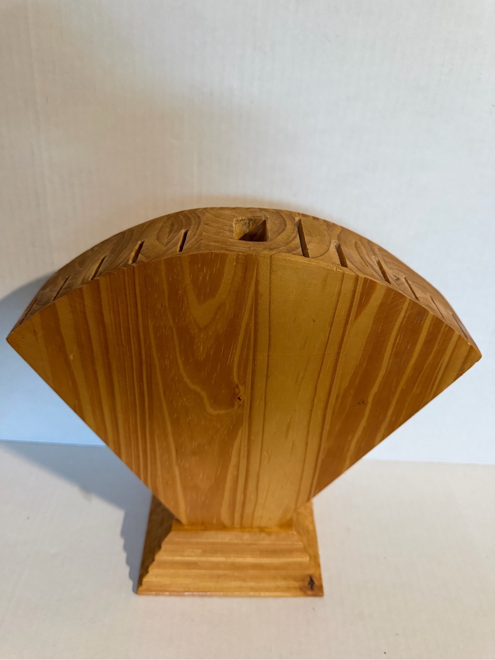 Wooden Knife Block Fan-Shaped Scallop Shell in Natural Brown Holds 11 Knives